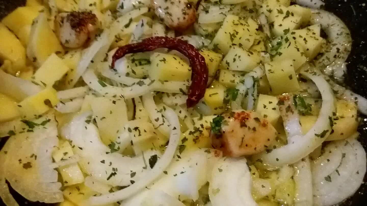 a fette le patate a tocchetti. Aggiungere sale prezzemolo e aglio.