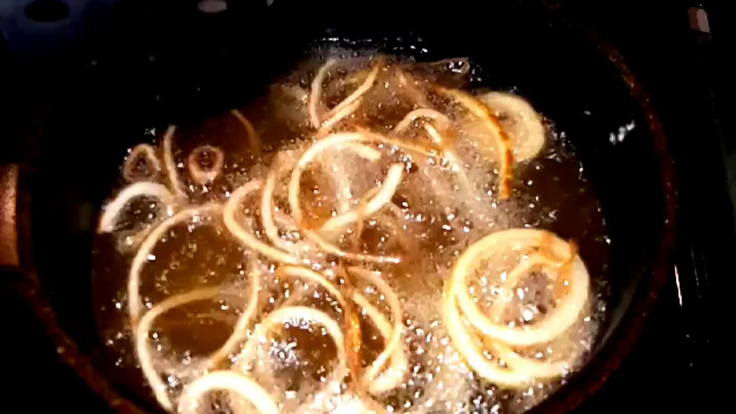 gtesse le a maradék olajat. Ha a szükségesnél kevesebb ideig sül, nyers marad, nem lesz ropogós, ha a szükségesnél hosszabb ideig sül, keserű lesz a hagyma.