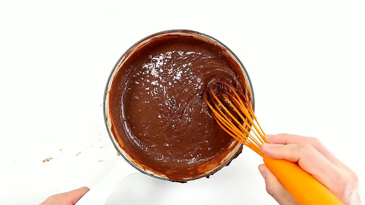 brigadeiro frosting works particularly well for this cake.