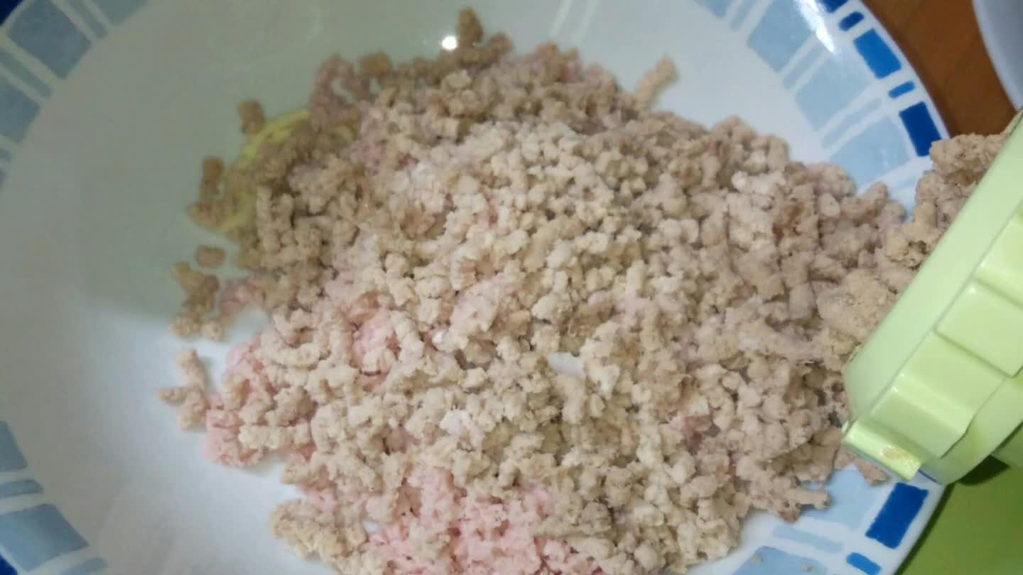 (Privandola della parte gelatinosa). Aggiungere sale,pepe e noce moscata alla ciotola.