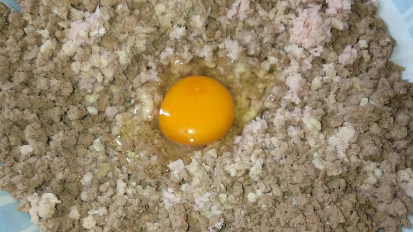 ggiungere un'altro uovo,se troppo morbido aggiungere un po'di Pane grattugiato, aggiungere olio di semi.Mescolare con le mani in modo da amalgamare bene gli ingredienti.