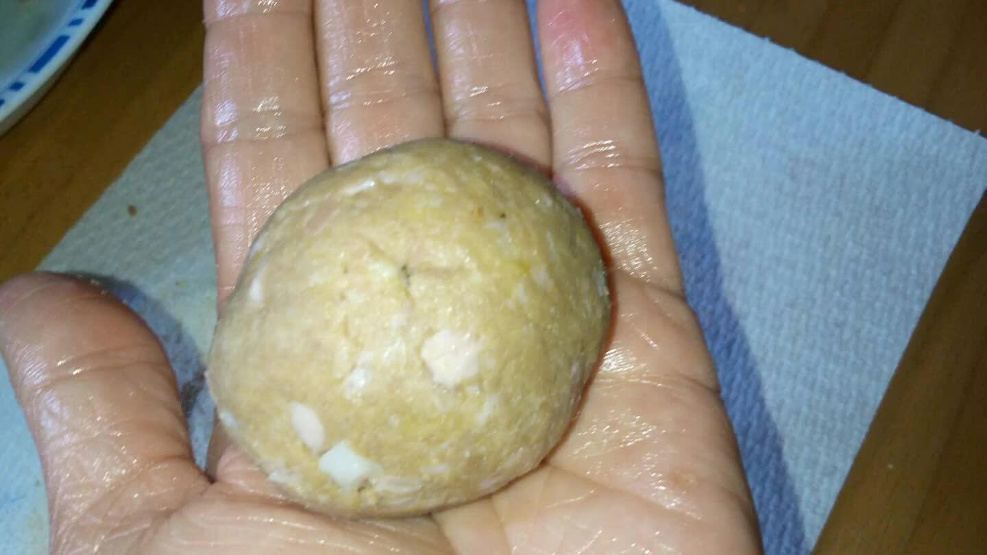 o con le mani farne una pallina schiacciarla e passarla sul pane Grattugiato