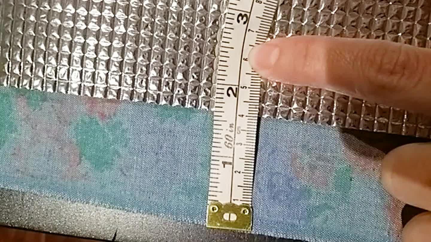 on the back of the outside fabric and place the etaflon. Make a hem folding the fabric twice.