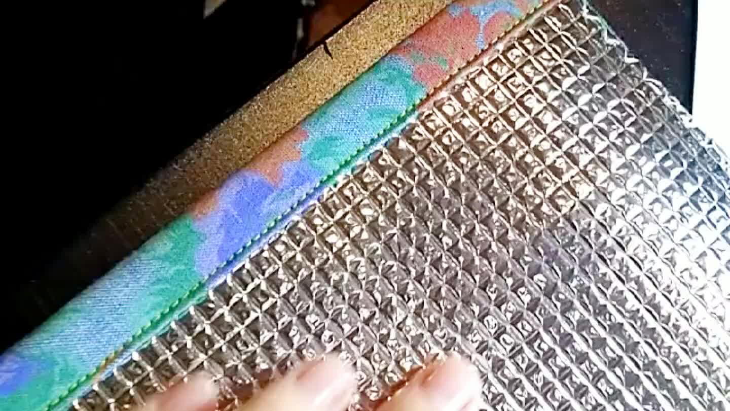 the etaflon with the fabric. Mark the middle of the lid and the middle of the body to place them together. 3.5cm down (of the part that don't have the Velcro). You place the the outside facrics together (the smaller part of the lid closer to the end of the body)