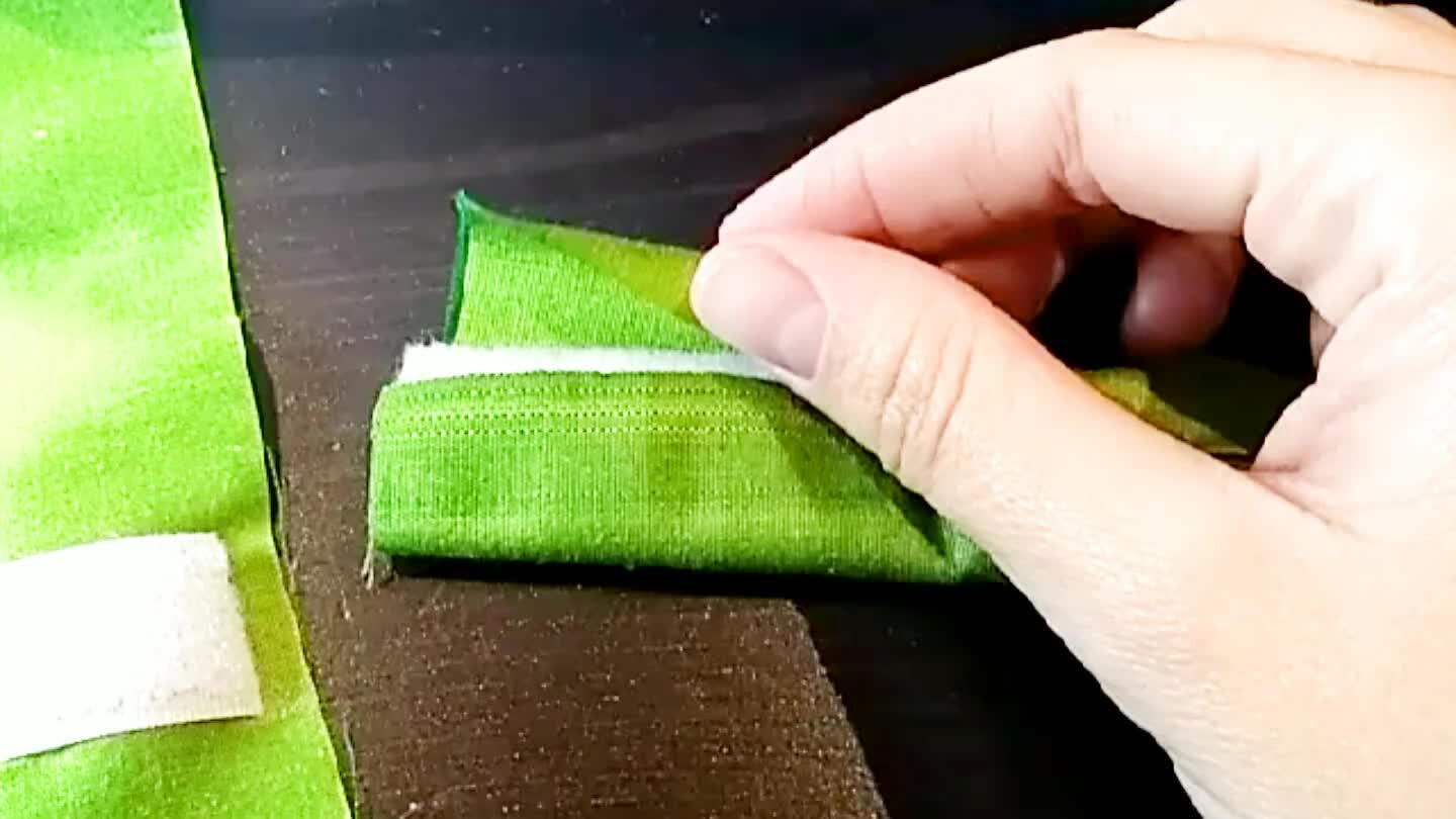 k 6cm down and place the handle on the outside of the fabric (already with the batting). Sew a cross inside a rectangle on the sides of the handle.