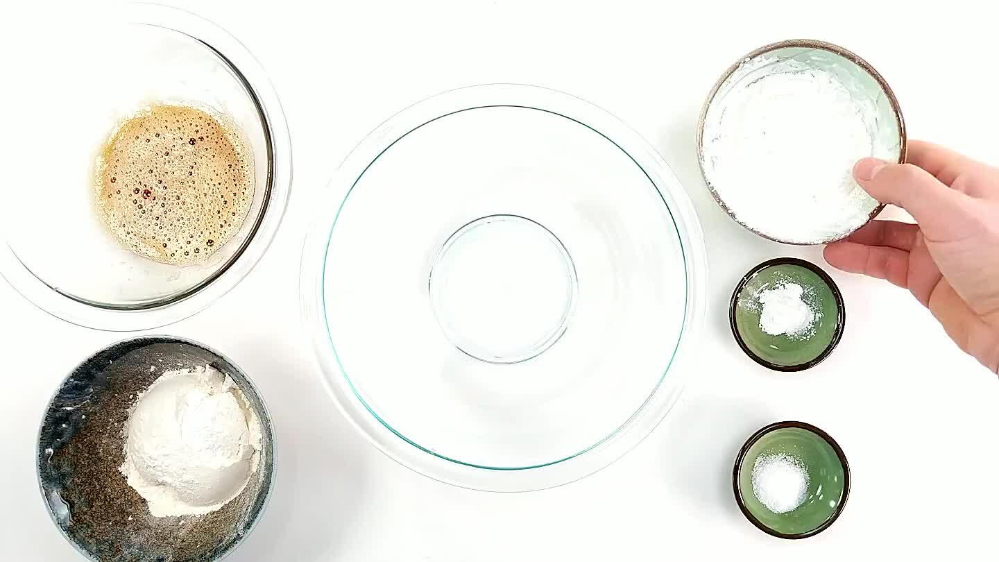Mescola l'amido di mais, la farina, il lievito in polvere e il sale dagli ingredienti della pastella.