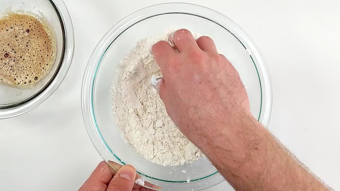 Mescola quella metà della marinatura nella pastella e mescola. Questo rende la pastella un po' granulosa. Questa pastella grossolana è alla base di come i ristoranti cinesi ottengono quella crosta croccante che è ottima con una salsa densa.