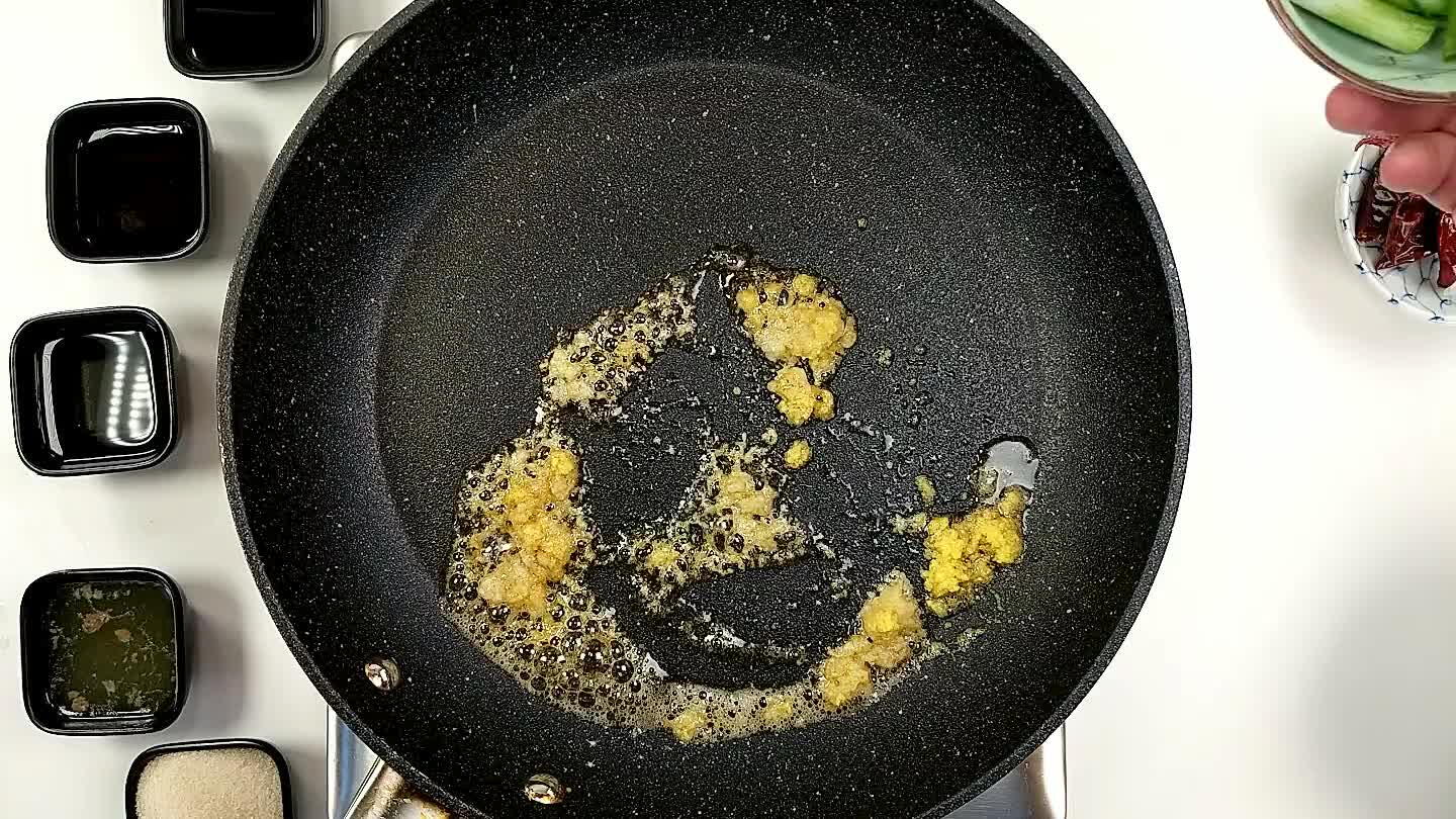 Aggiungi lo scalogno, i peperoncini e salta in padella per un po'.