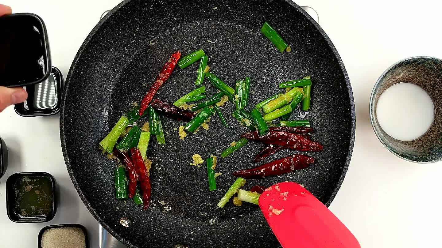 Versa il vino di Shaoxing, l'aceto, la salsa di soia, il brodo di pollo e lo zucchero. Porta a ebollizione per raccogliere il sapore del peperoncino e addensare leggermente la salsa.