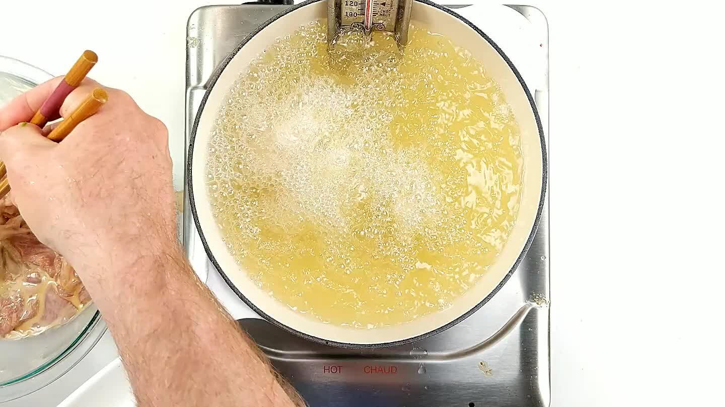 Uno ad uno, ricopri completamente ciascun pezzo di pollo nella pastella.
