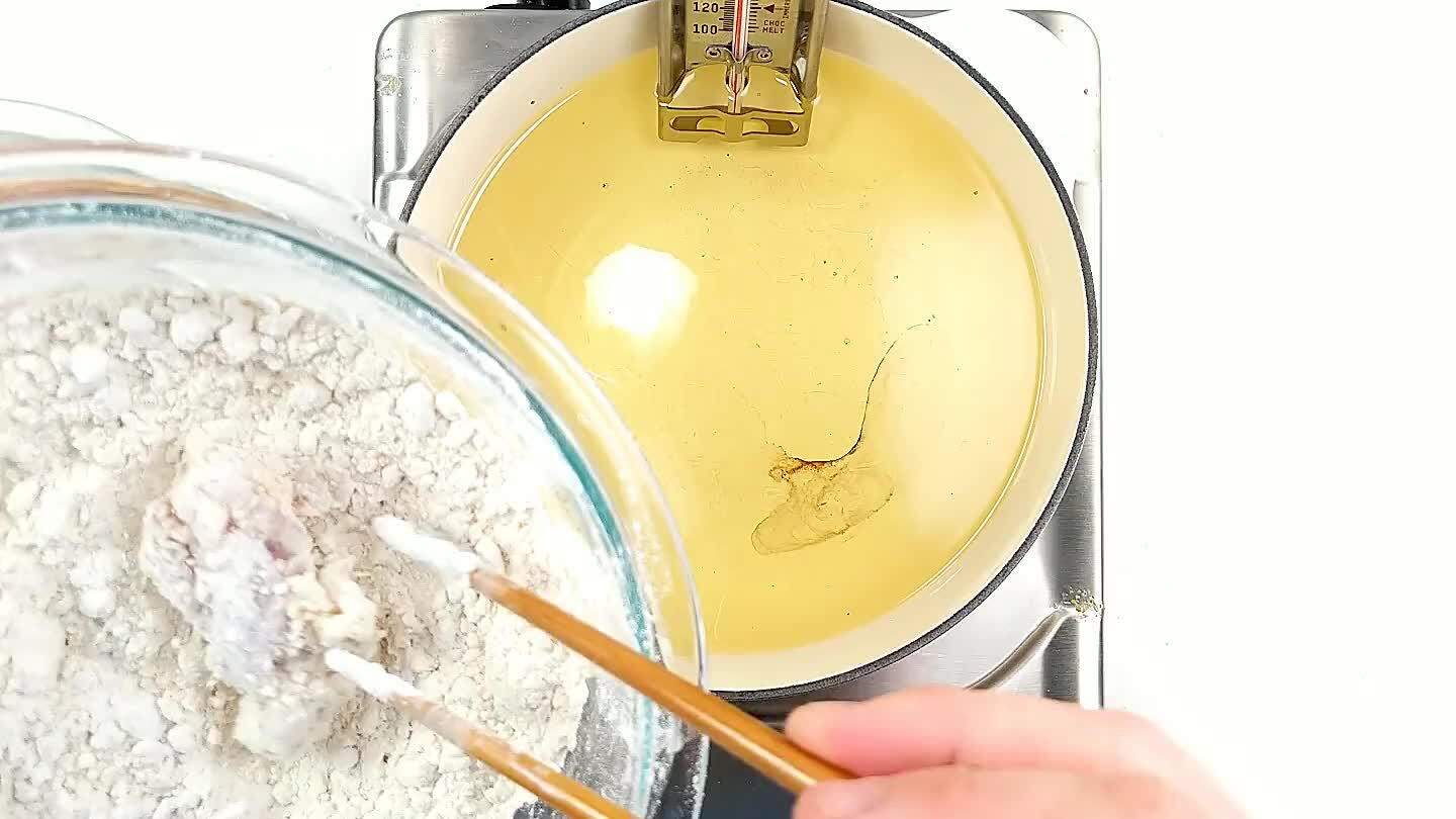 E metti ciascun pezzo nella friggitrice. Come aggiungi il pollo nell'olio caldo, la temperatura dell'olio si abbasserà. Aggiungili pochi per volta e cerca di mantenere la temperatura costante intorno ai 176°C.