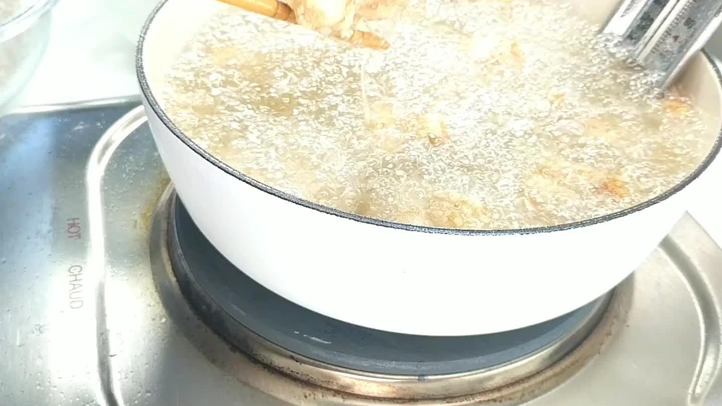 Come i pezzi di pollo raggiungono un bella doratura, trasferiscili su una carta assorbente o su una griglia da forno per far scolare l'olio in eccesso. Questo dovrebbe richiedere 3-5 minuti. Aprine una per assicurarti che sia ben cotta.
