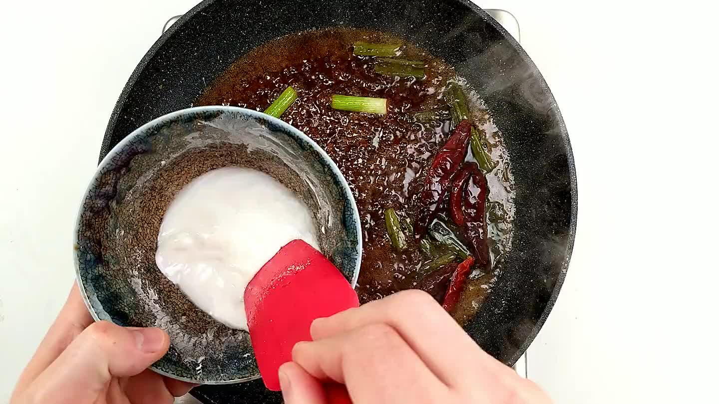 Sciogli circa 15 ml di amido di mais in acqua per fare un impasto. Mescolare il tutto nella salsa, un po' alla volta, mentre bolle fino a quando la salsa è leggermente più densa del desiderato. Continuerà ad addensarsi mentre si riposa.