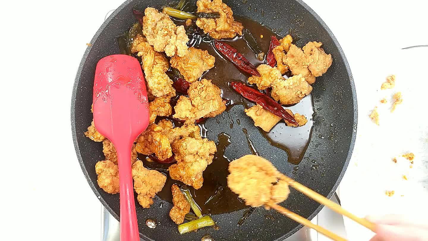 Spostare i pezzetti di pollo fritto nella salsa e ricoprili con essa.