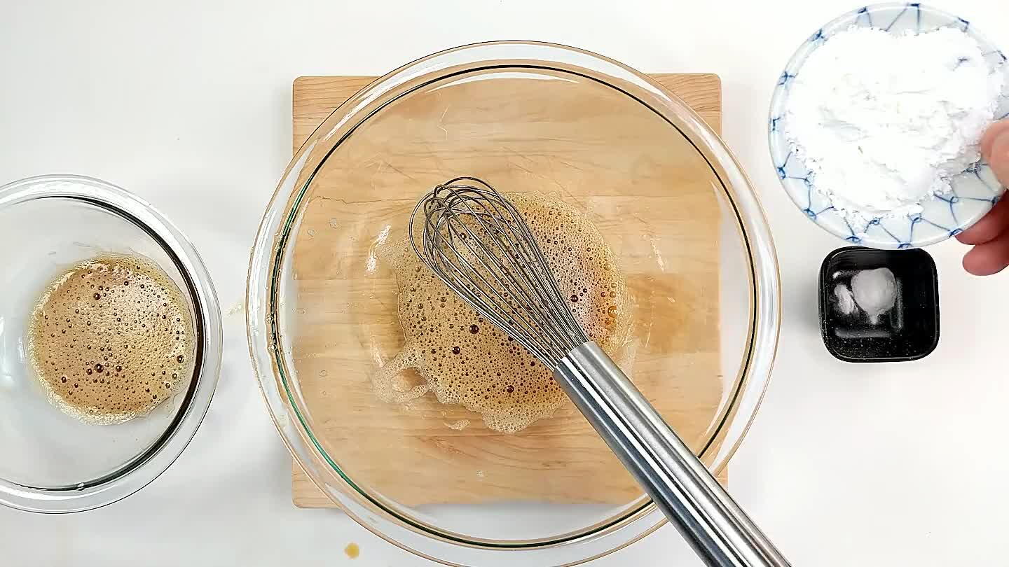 Mescola gli ingredienti restanti della marinatura, l'amido di mais, il bicarbonato di sodio e il sale.