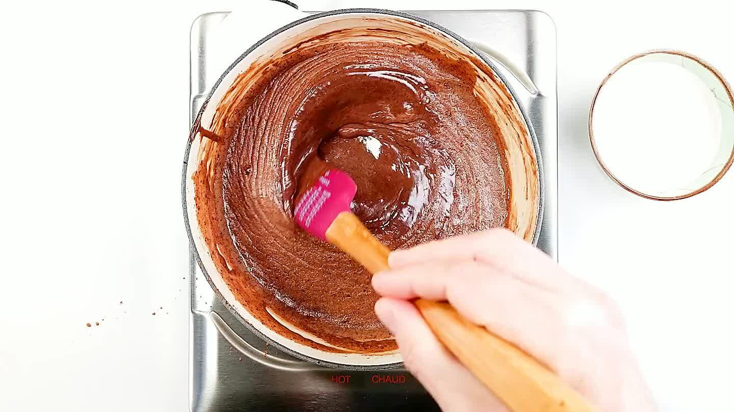 Por fim, ela vai engrossar e vai começar a desgrudar do fundo da panela. Veja como ela forma bolhas. Isto significa que é hora de retirar do fogo. Continue mexendo até esfriar um pouco.