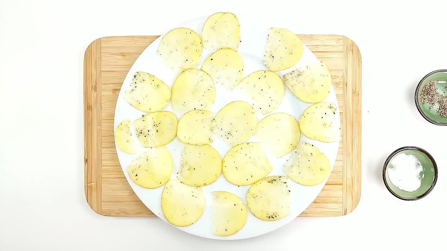 Cuoci nel microonde ad alto voltaggio per circa 3 minuti.