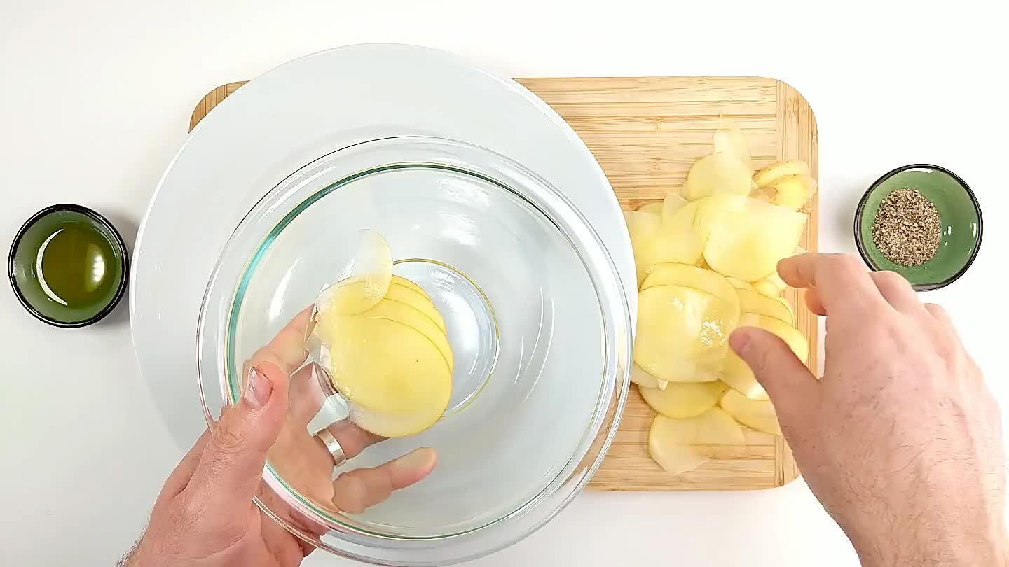 Mescola le fettine con un filo di olio di oliva.