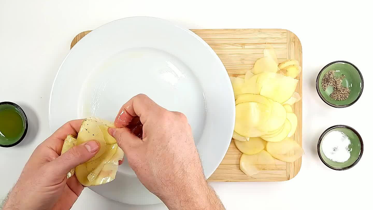 Disponi le fettine di patate su un piatto. Separale bene in modo che non si tocchino.