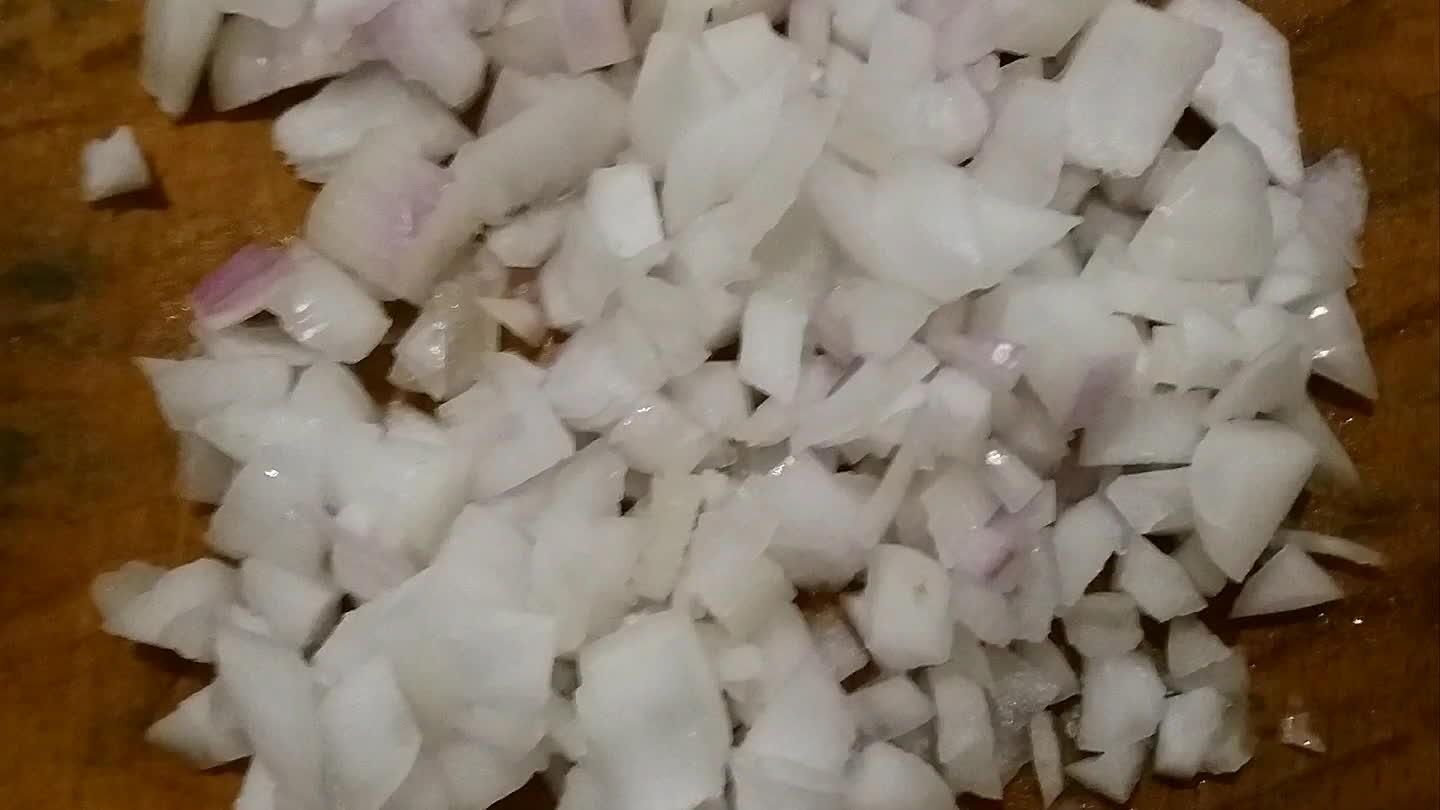 un po' di olive nere denocciolate ...versare in padella con 2 cucchiai di olio EVO...