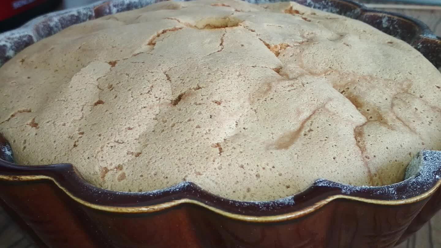 em do pečiva. Těsto vlijeme do vymazané a vysypané formy. Pečeme ve vyhřáté troubě při 170°C asi 55 minut. Uděláme si zkoušku špejli jestli je bábovka propečená.