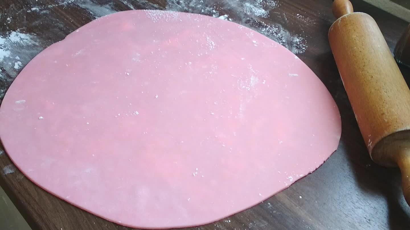 Je potřeba rozválet sukni na 60 cm průměr. Pracovala jsem s marcipánem poprvé tak jsem se ho bála rozválet na tenčí (možná by to stačilo na celou sukni). Dole jsem musela nastavit na spodní sukni 7 cm pruhem z další várky. Panenku jsem obalila do pasu potravinovou fólií, stejně tak i hlavu, aby se vlasy nepletly.