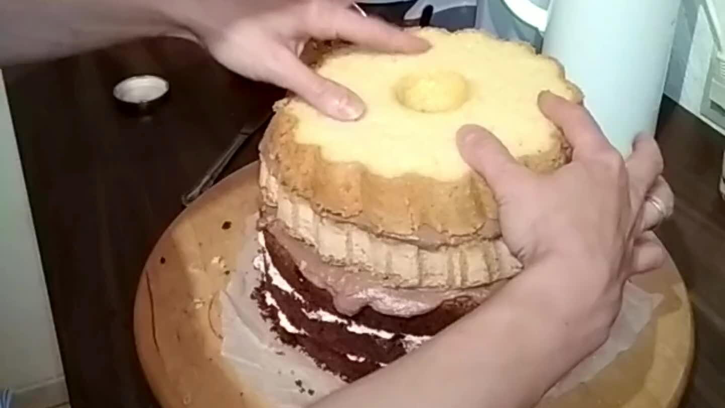 oládového korpusu a dno bábovky aby na sebe dobře seděly.