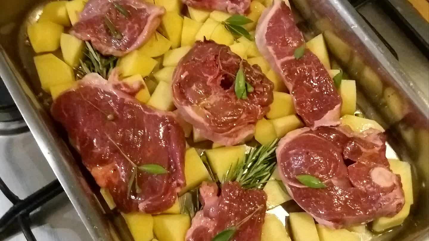 iate a tocchetti ...posizionare la carne sopra e condire con rosmarino qualche foglia di mirto e del sale grosso...un filo d'olio e infornare a 180°...