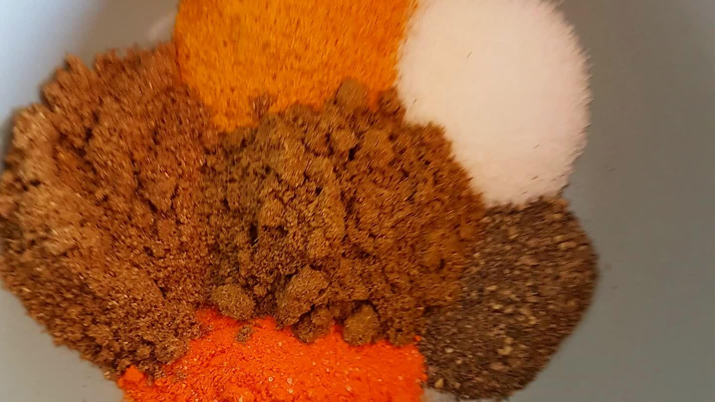 r) samen met de olie in een grote bak. Schenk het tomaten mengsel uit de blender erbij en roer door. Voeg de kip toe en smeer deze in.