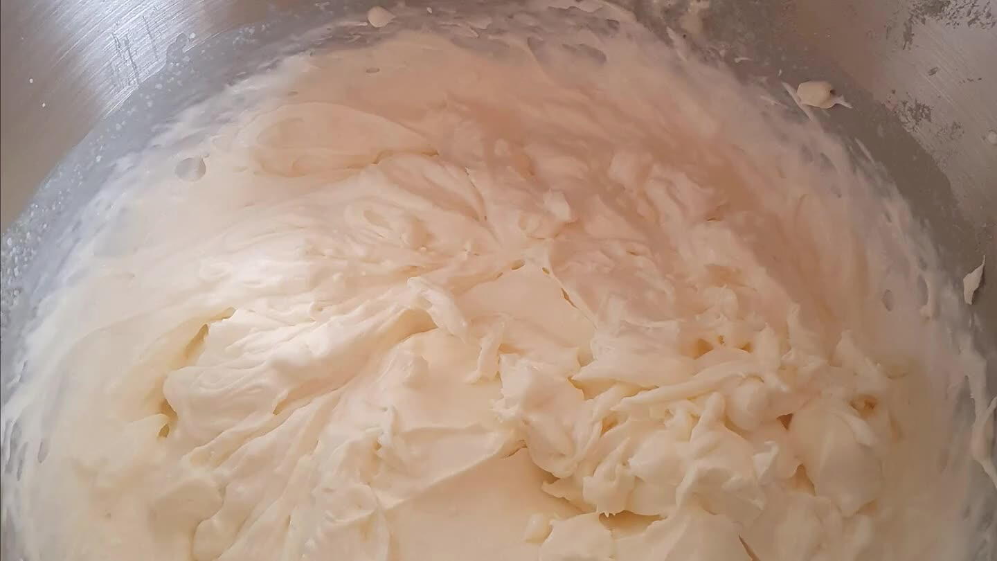 j en klop het met de mixer totdat het lekker stevig is.