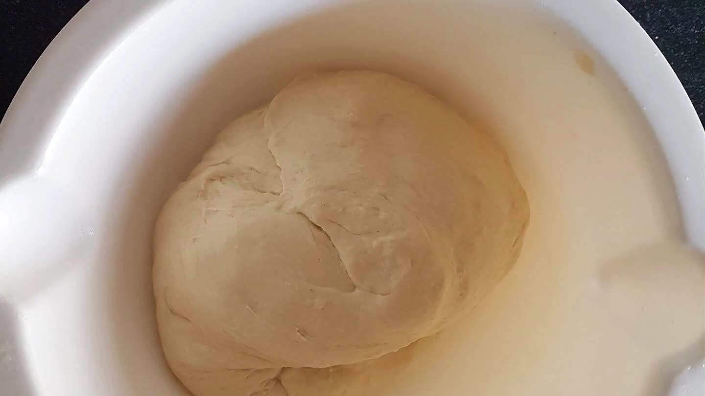 zeker 10 tot 15 minuten voeg op het eind de 10 ml olie toe en kneed nog een minuutje. Dek de bak af met een theedoek en zet het op een warme plaats totdat het deeg verdubbeld (ongeveer 1 uur)