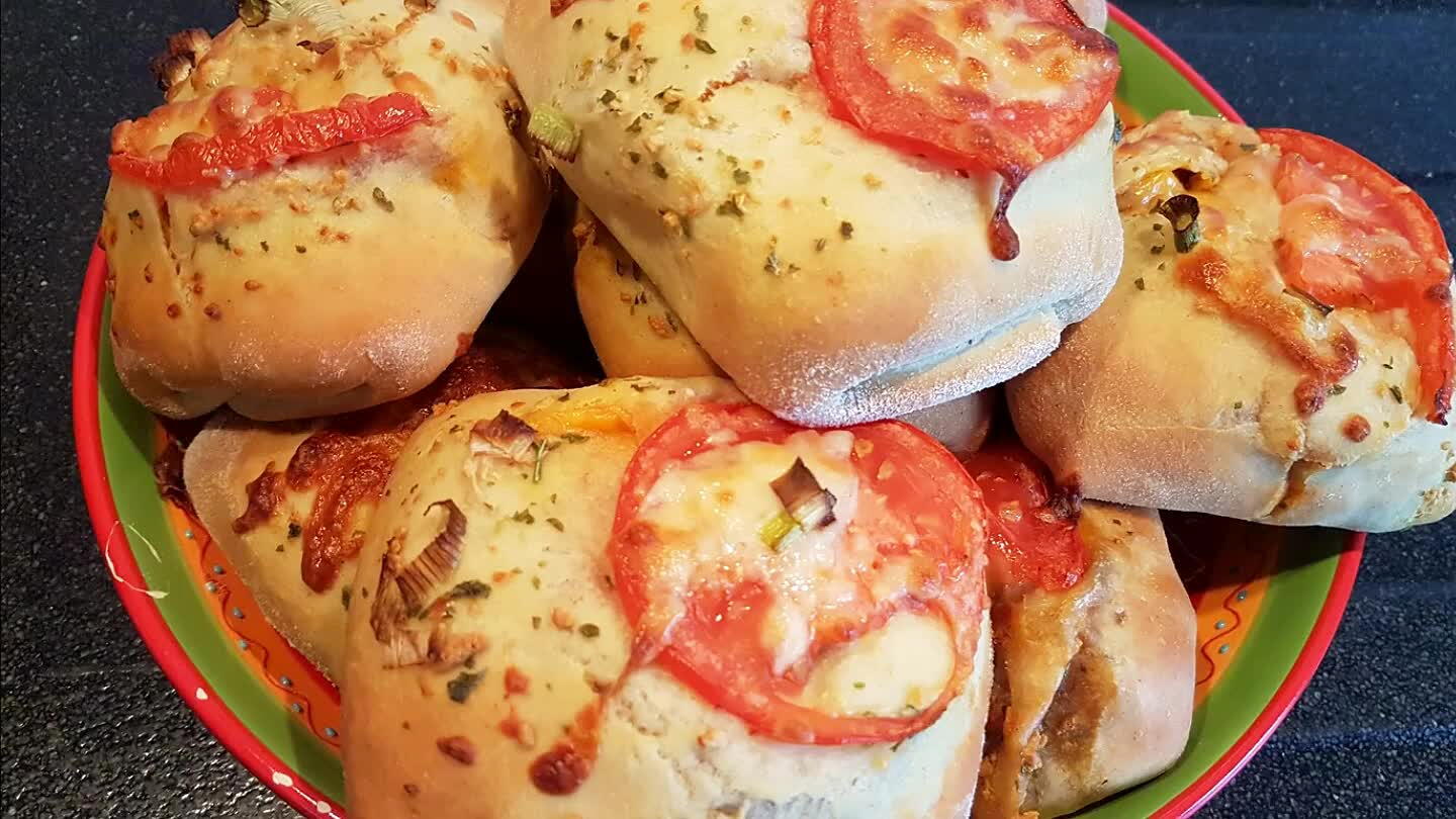 direct uit de oven op een schaal en die af met een theedoek zo blijven de broodjes heerlijk zacht.