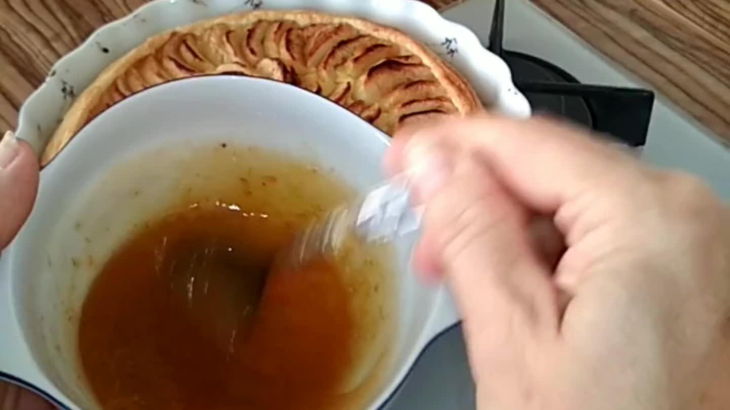 sem si namíchala 2 marmelády. Meruňkovou a z bezového květu viz odkaz. Bezova marmeláda je řidčí tudíž jsem nemusela řešit vodou.