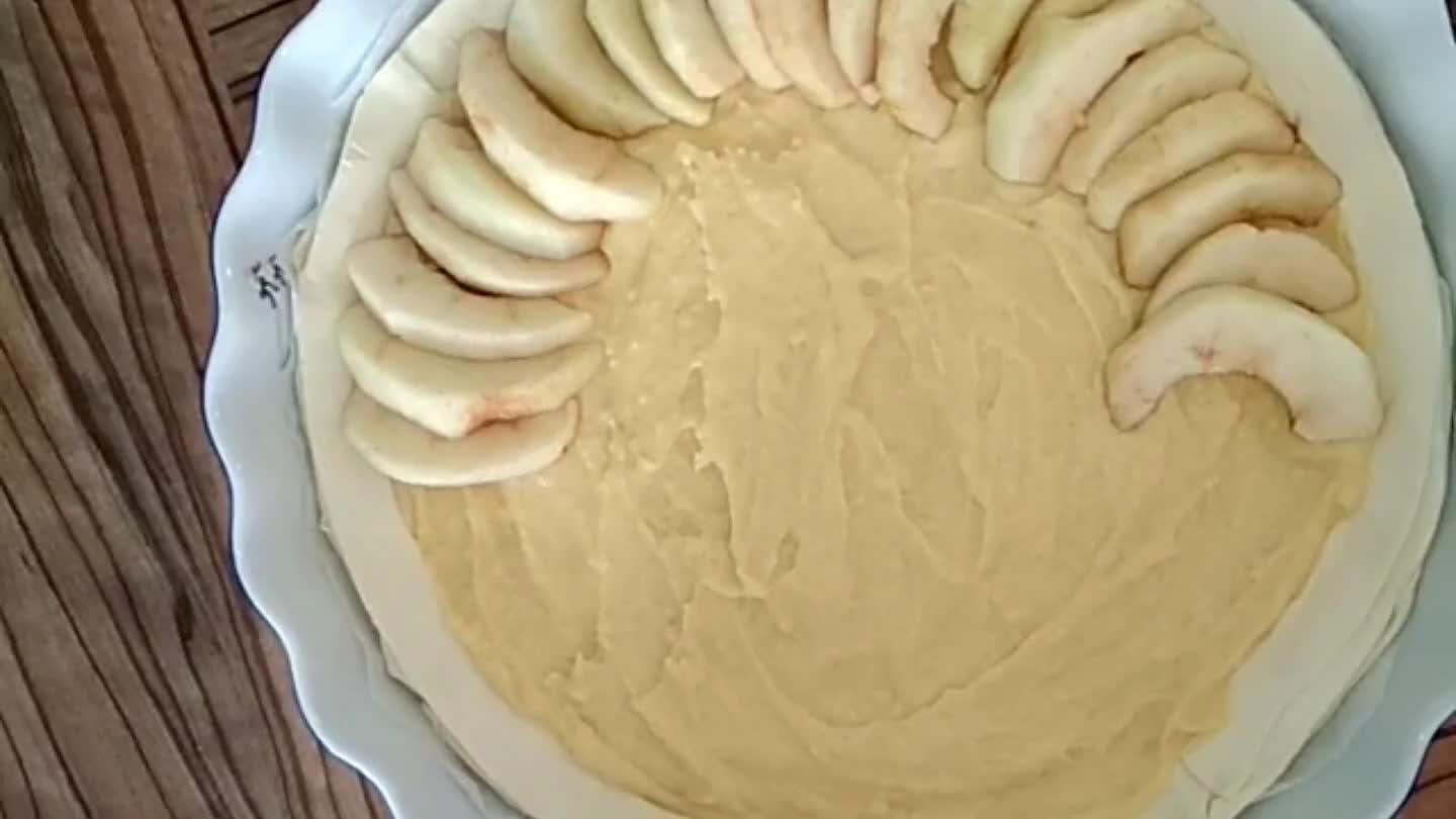 á jablka), poprášíme moučkovým cukrem a dáme péct do trouby bez horkého vzduchu na 200°C asi 35 minut do mírného opečení jablek.