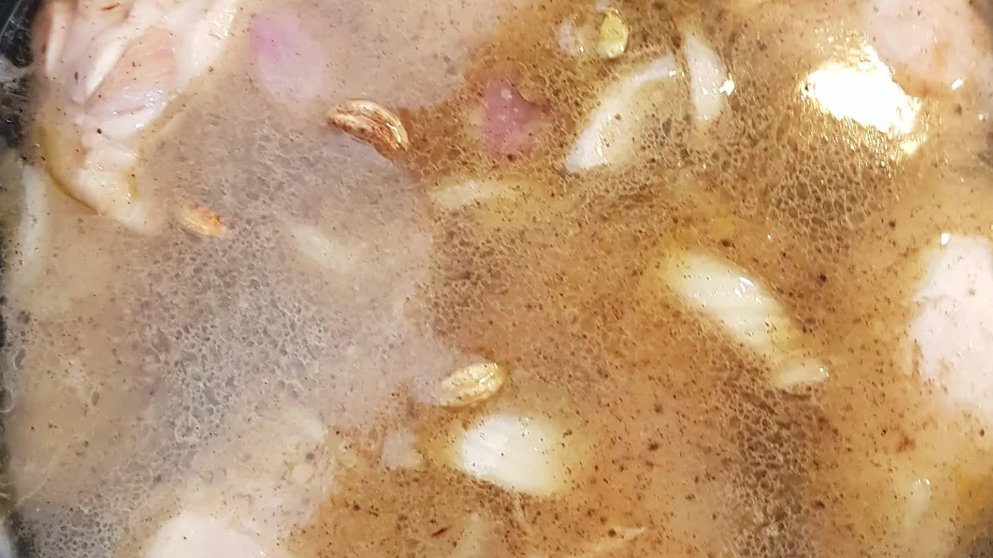dere pan licht bruin. Voeg de kleine ui in reepjes toe en roer om. Schenk er genoeg water bij zodat de kip net onder water is. Voeg nu ook de kardamonpeulen, kaneelstok, peper en kruidnagels toe. Breng het aan de kook en verwijder eventueel bovendrijvend vet. Laat het een half uurtje koken tor de kip gaar is