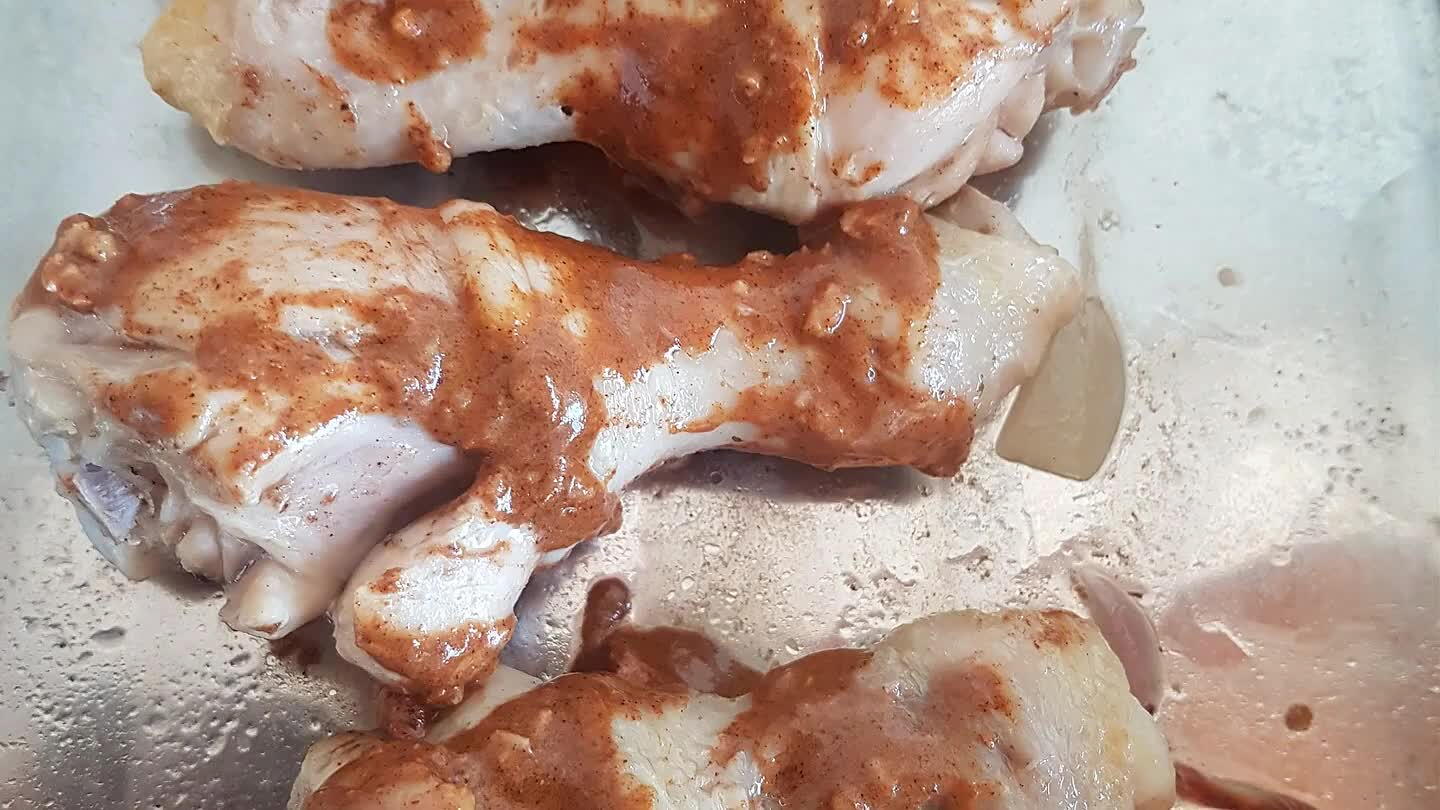 en zout naar smaak, 4 el bouillon uit de pan en het citroensap tot een mengseltje en smeer hier de kip mee in. Zet de kip in de oven voor ongeveer een kwartier en laat het mooi bruin worden.