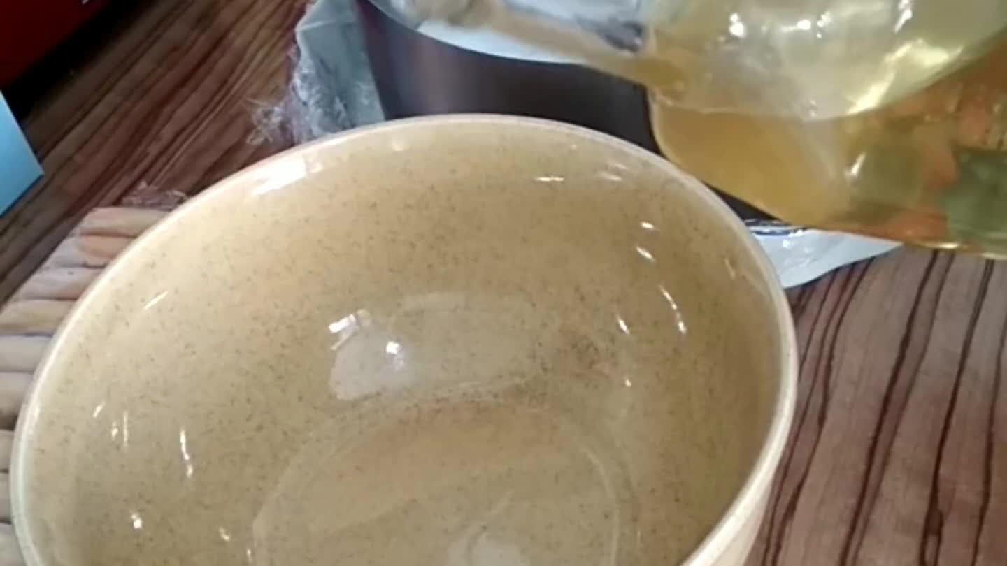 e do formy o průměru 24 cm. Naskládané piškoty ještě pocákáme melounovým likérem.