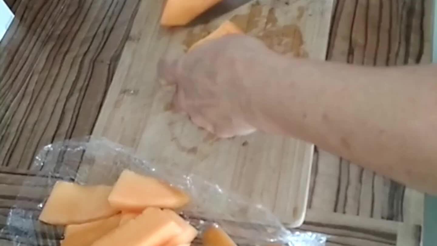 me na tenké plátky. Naskládáme na dort dokola.
