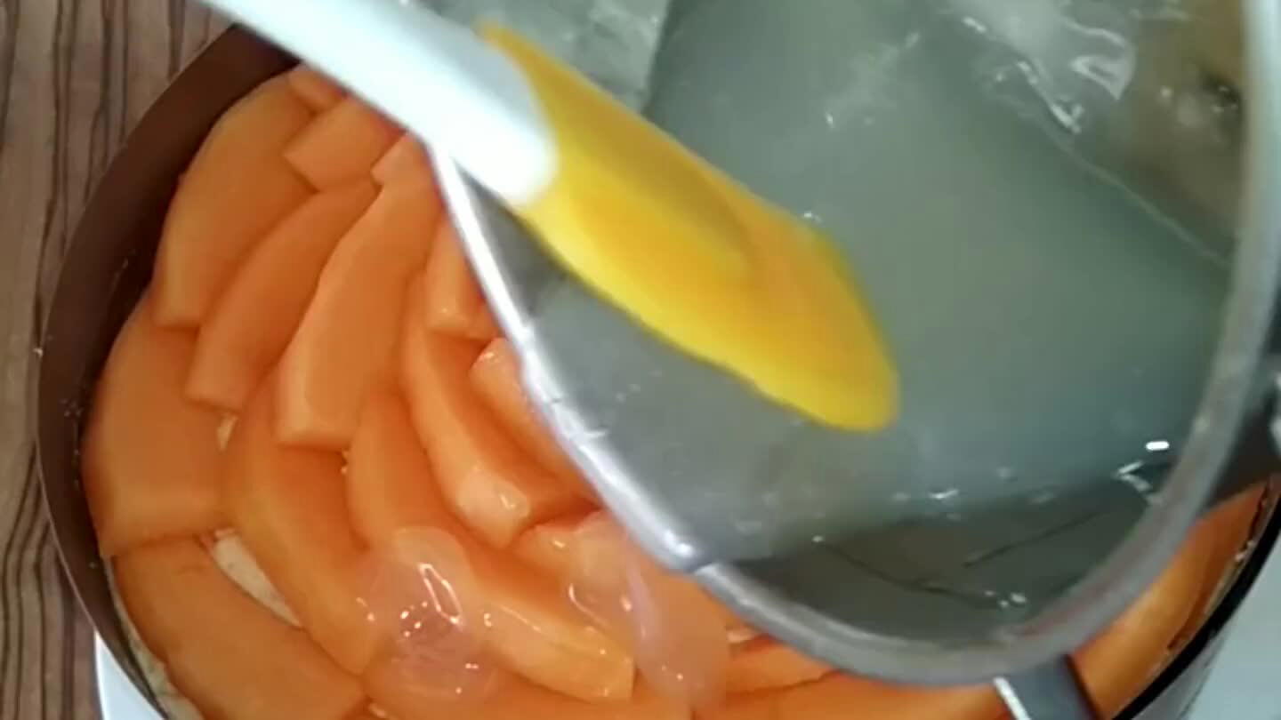 t a potřeme meloun tak aby zatekla do všech mezer. Dort necháme v lednici vychladit než ho podáváme.