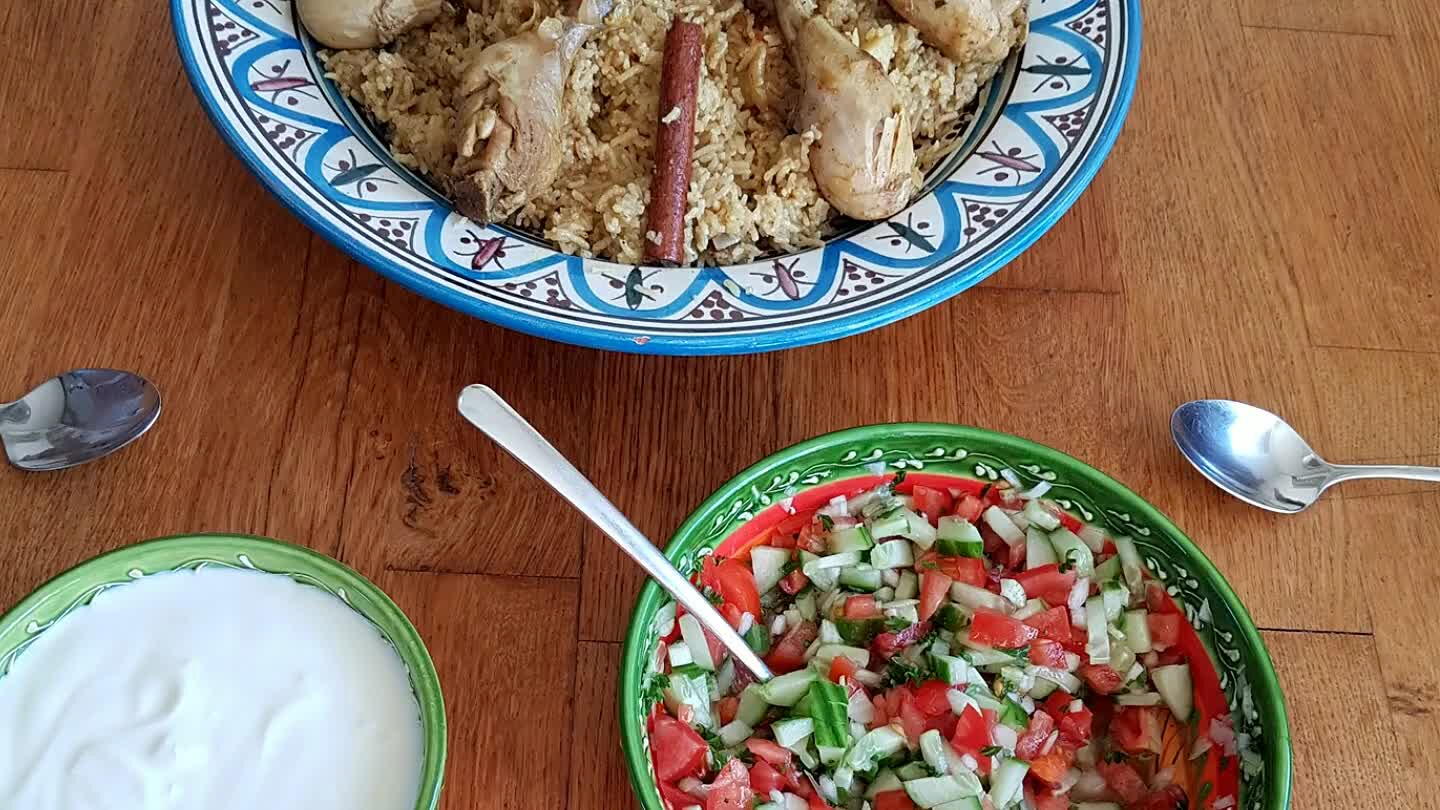 nsalade erbij, en zet er een schaaltje volle zachte yoghurt bij.