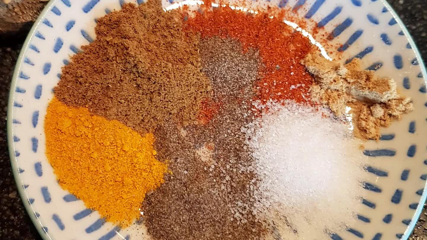 ember en bak 5 minuten al roerend. Doe de yoghurt, munt, kardamon en het kaneelstokje toe en dek af met de deksel. Kook op lag vuur en roer af en toe totdat de tomaten tot pulp zijn. Als het mengsel te droog wordt en blijft kleven aan de pan voeg er dan wat water bij.