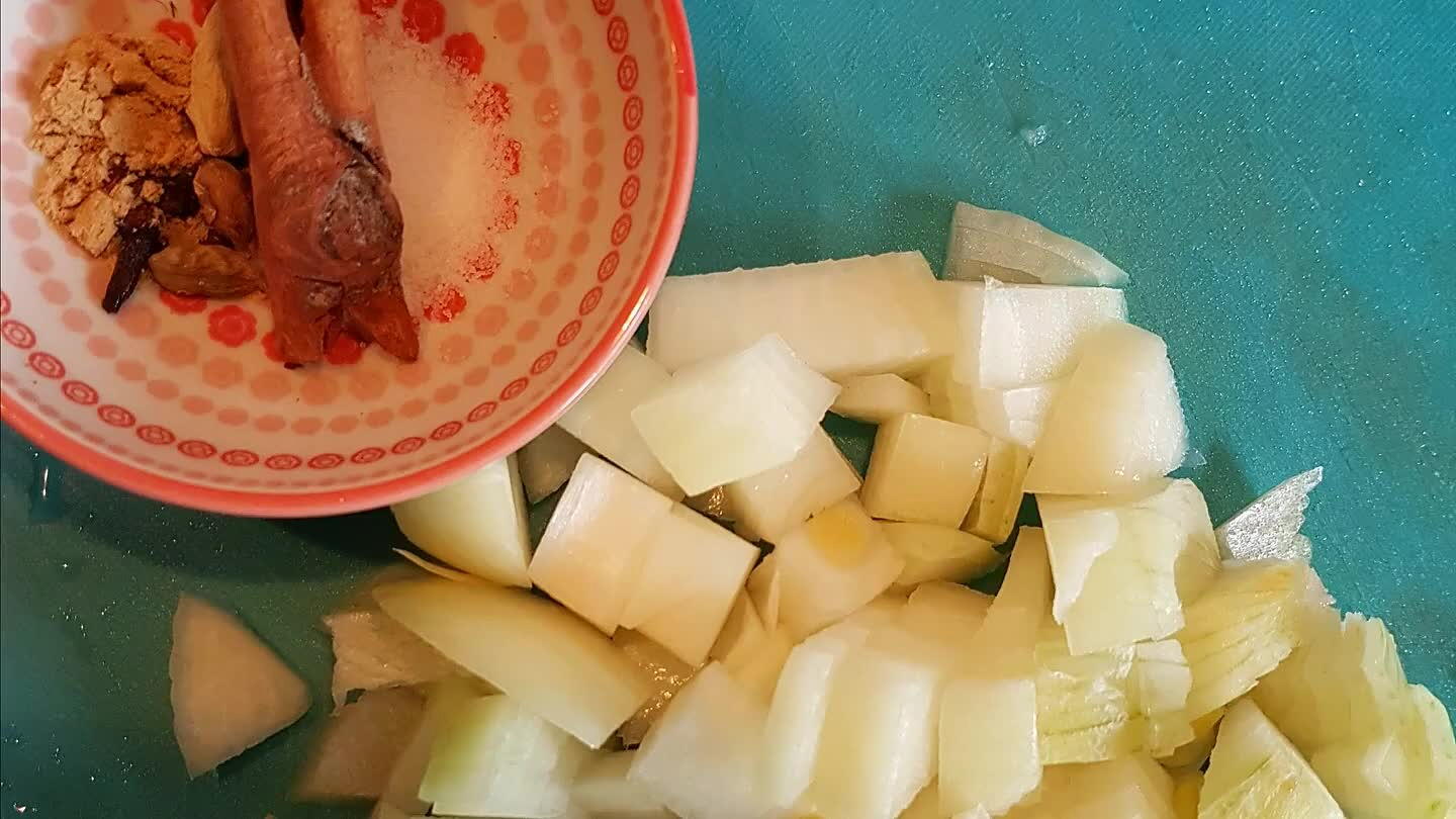 htbruin zijn. Voeg de saffraan , kardamamon en kruidnagels, kaneelstokje, gember en rijst toe. Blijf roeren tot de rijst met de kruiden bedekt is. Voeg de bouillon bij de rijst en roer goed door. Voeg het kippenmemgsel en aardappels erbij en roer doorzichtig door de rijst. Breng het aan de kook, deksel erop en stoom alles in 20 minuten op laag vuur gaar.