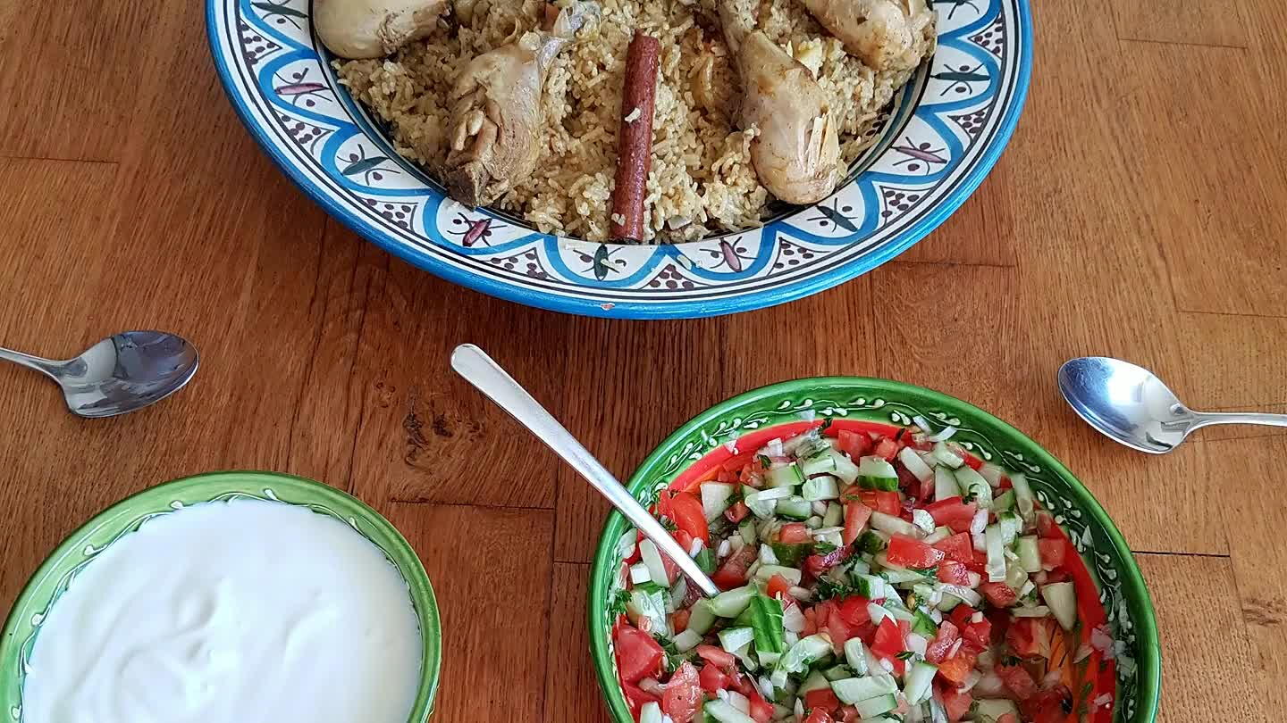 nsalade erbij, en zet er een schaaltje volle zachte yoghurt bij.