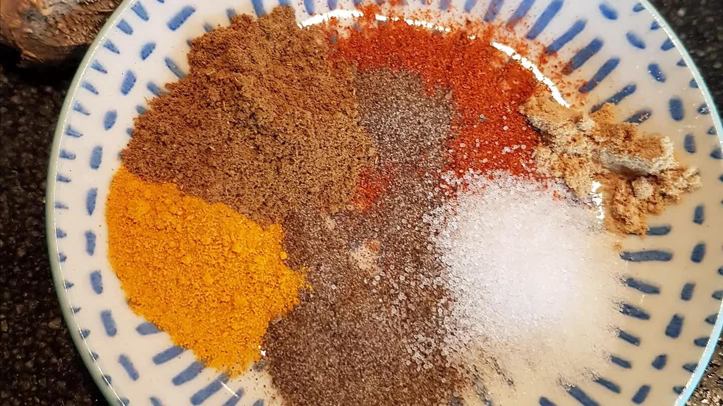 ember en bak 5 minuten al roerend. Doe de yoghurt, munt, kardamon en het kaneelstokje toe en dek af met de deksel. Kook op lag vuur en roer af en toe totdat de tomaten tot pulp zijn. Als het mengsel te droog wordt en blijft kleven aan de pan voeg er dan wat water bij.