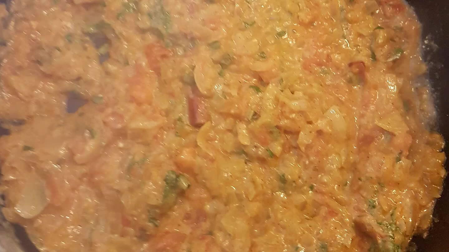 cht koken met de deksel op de pan. Als de kip klaar is zou de saus bijna helemaal ingekookt moeten zijn. Zo niet, laat dan nog even doorkoken zonder deksel.