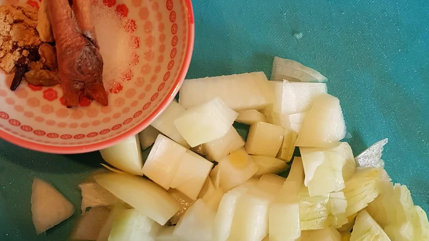 htbruin zijn. Voeg de saffraan , kardamamon en kruidnagels, kaneelstokje, gember en rijst toe. Blijf roeren tot de rijst met de kruiden bedekt is. Voeg de bouillon bij de rijst en roer goed door. Voeg het kippenmemgsel en aardappels erbij en roer doorzichtig door de rijst. Breng het aan de kook, deksel erop en stoom alles in 20 minuten op laag vuur gaar.