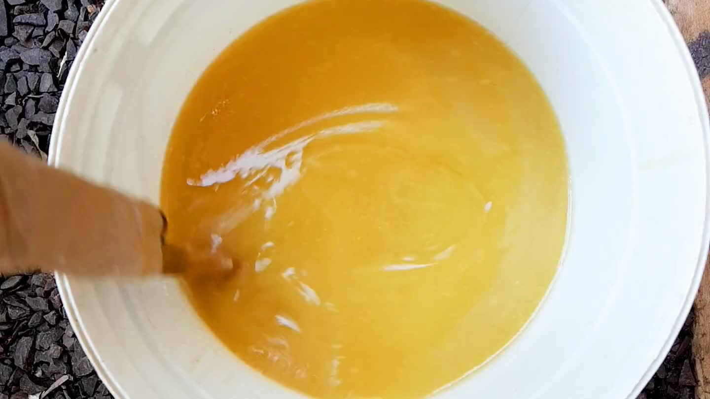 devagar mesmo) e mexendo sempre, ter bastante cuidado na hora dessa mistura, de preferência fazer ao ar livre;