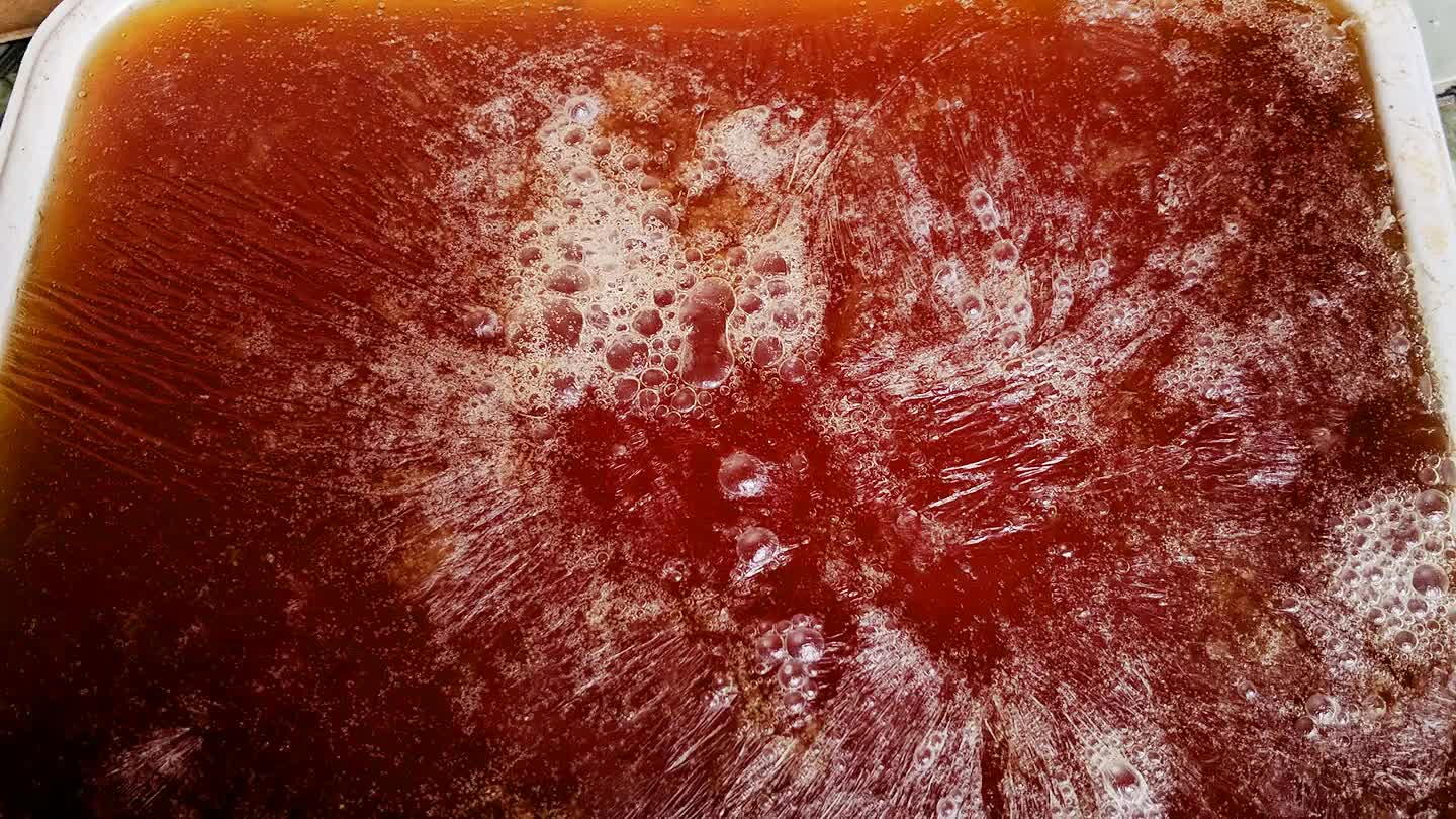 elhor lhe convier, deixando descansar por + ou - um dia, dobre as tampas das caixas e guarde, se fizer na vasilha de plástico, corte e guarde em saco plástico pra não ficar muito seco.