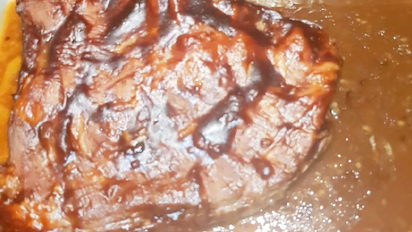 berto com papel alumínio. Retire o papel e deixe mais 20min e pincele a carne com molho barbecue.