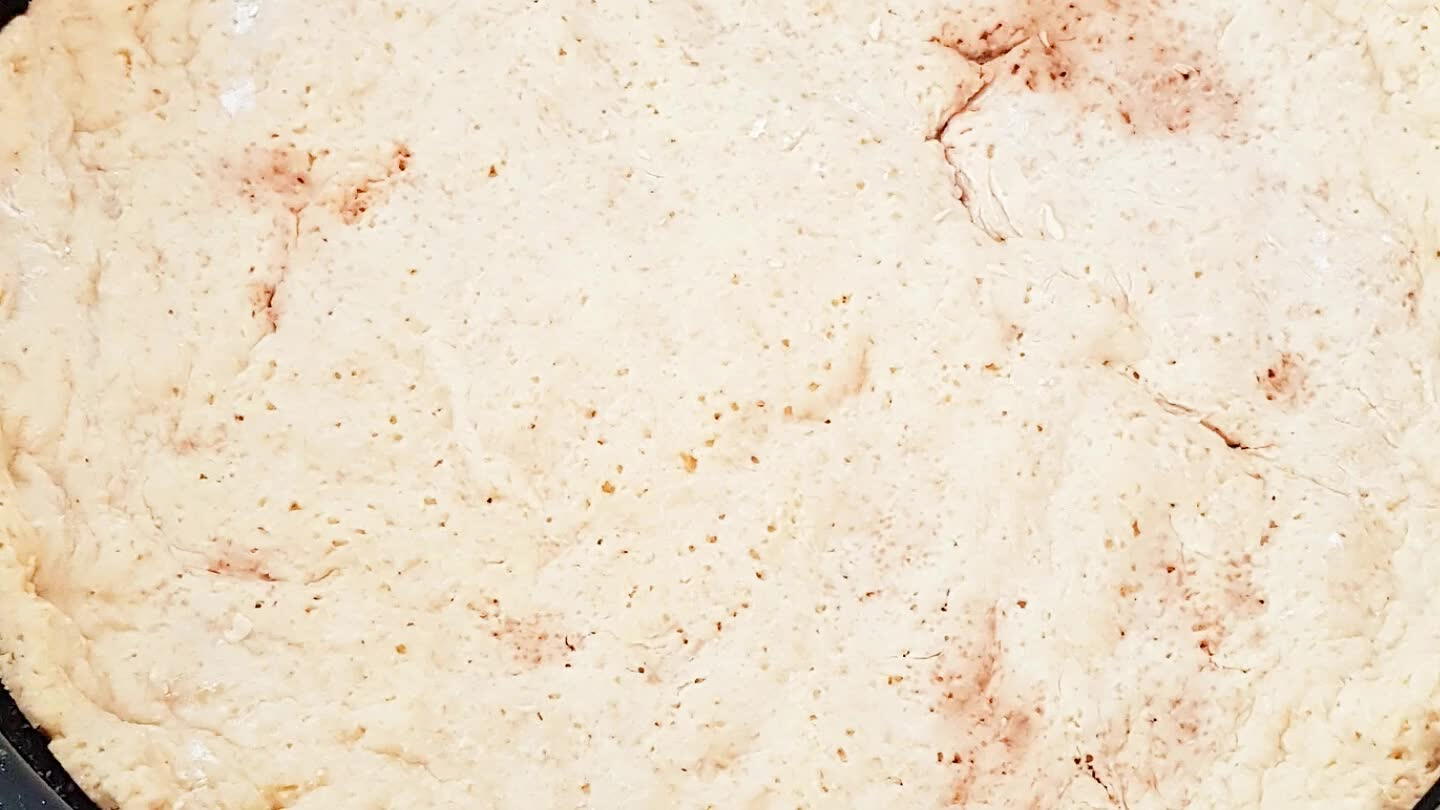 sem parar até engrossar. Logo após desligue o fogo e misture o creme de leite sem o soro. Coloque o creme na forma em cima da massa já assada.